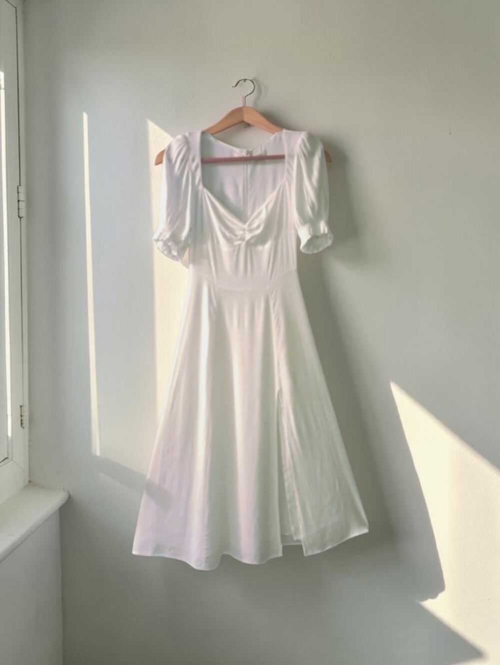 Aritzia Wilfred EUC  Tome Dress White Sz 4 Puffed Sleeves Center Ruching Beauty